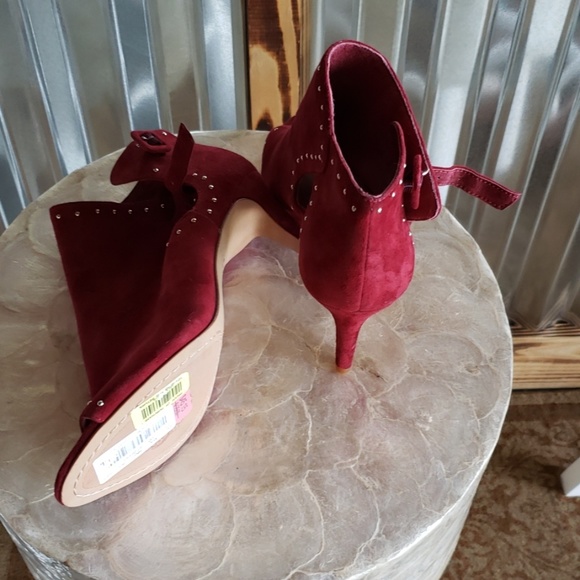 Shoes - Picture 2 of 4